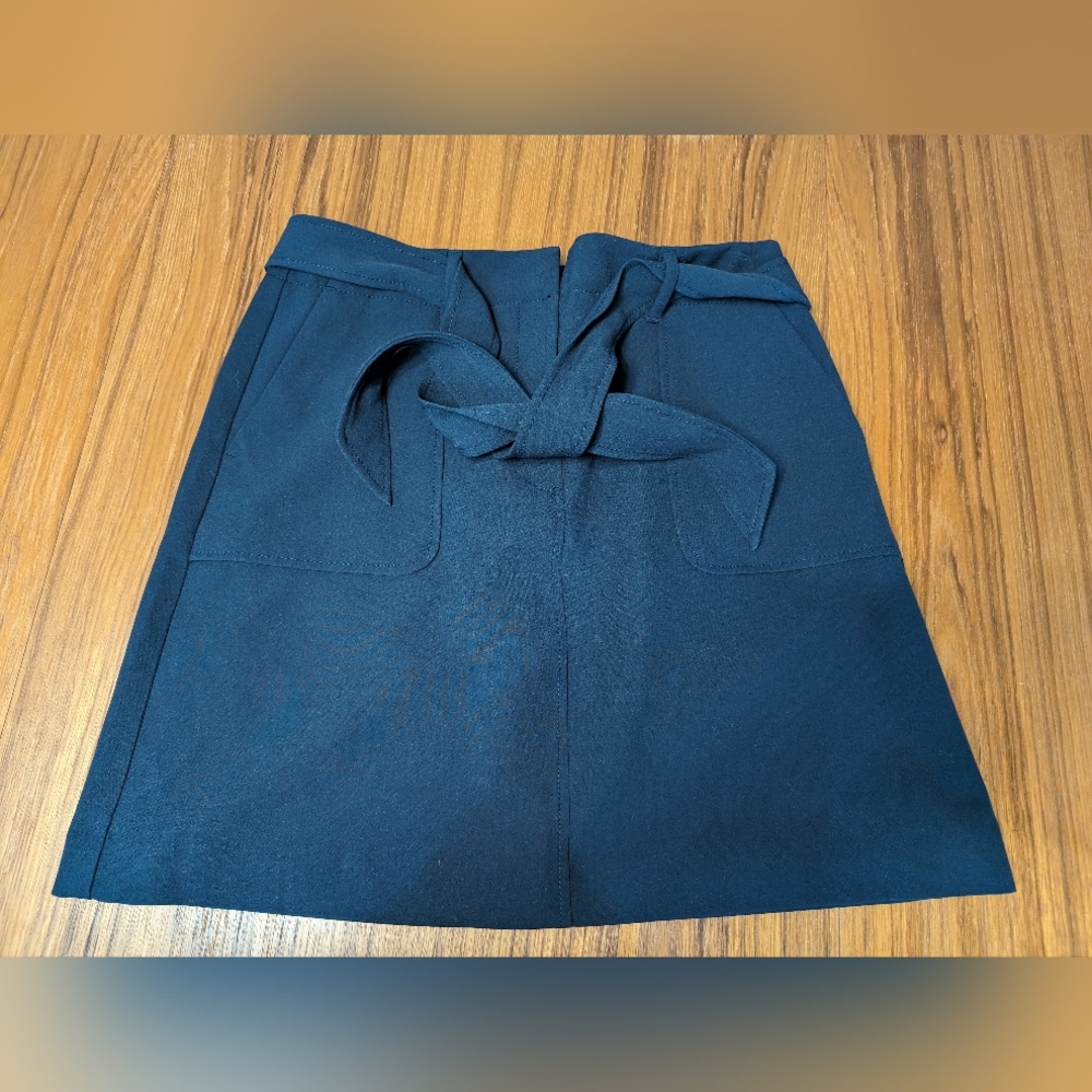 BNWT Loft navy blue tie skirt size 8
